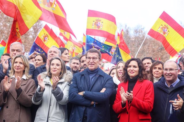 (2I-D) La secretaria general del PP, Cuca Gamarra, el presidente del Partido Popular, Alberto Núñez Feijóo, y la presidenta de la Comunidad de Madrid, Isabel Díaz Ayuso, durante un acto del PP contra la amnistía
