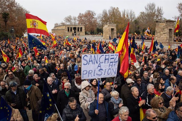 Ambiente durante un acto del PP contra la amnistía, en el Templo de Debod, a 3 de diciembre de 2023, en Madrid (España). 