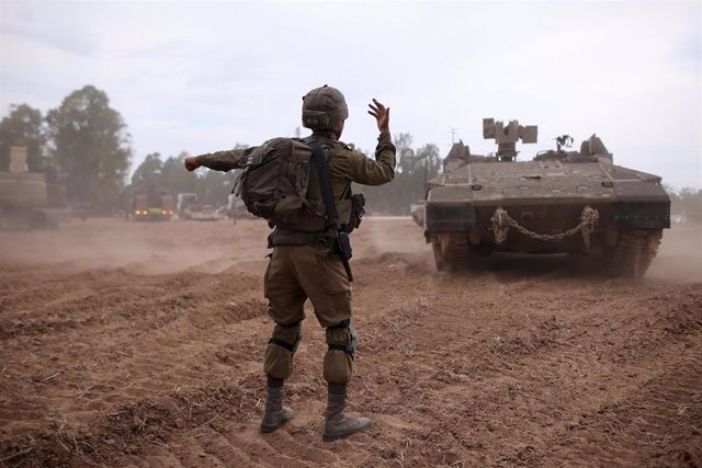 Archivo - Un carro de combate israelí en la frontera de la Franja de Gaza