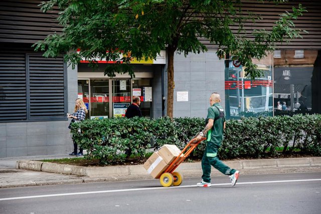 Archivo - Un repartidor durante su jornada de trabajo.