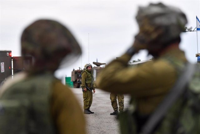 Militares del Ejército de Israel y miembros de los equipos de rescate trabajan cerca de un lugar del impacto de un misil anticarro disparado desde el sur de Líbano (archivo)