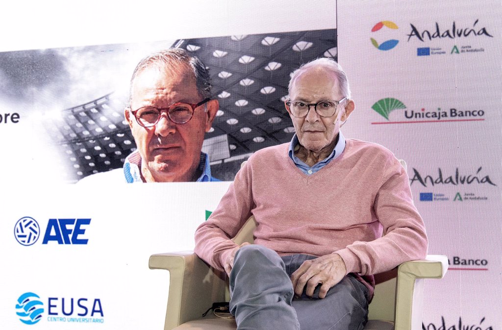 El periodista José Ángel de la Casa fue homenajeado en la Jornada de Periodismo Deportivo en La Cartuja de Sevilla cuatro décadas después de narrar para TVE el 12-1 a Malta.