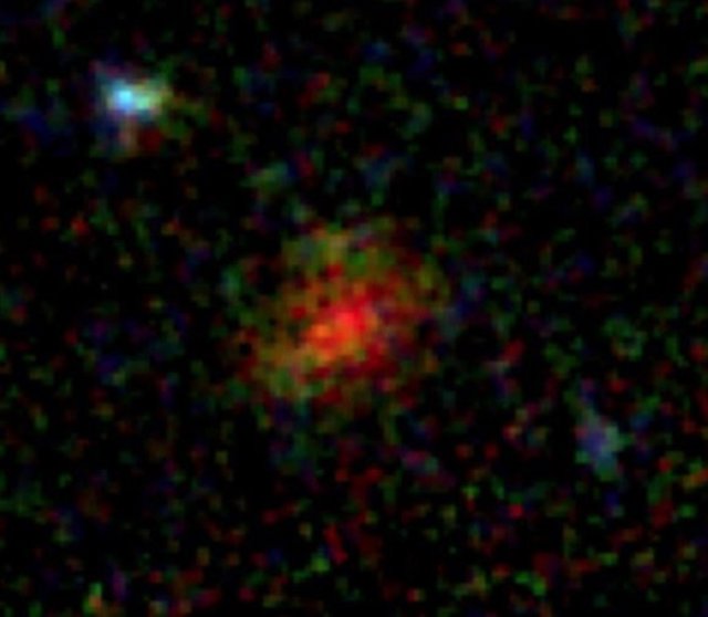 Compuesto de color de la galaxia AzTECC71 a partir de múltiples filtros de color en el instrumento NIRCam del Telescopio Espacial James Webb
