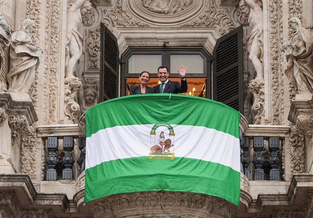 El presidente de la Junta de Andalucía, Juanma Moreno, y la artista Sara Baras, en el Palacio de San Telmo el día de la Bandera andaluza.