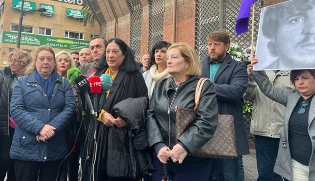 Las hermanas de Manuel José García Caparrós, Purificación, Dolores y Paqui en un acto el 4D en Málaga