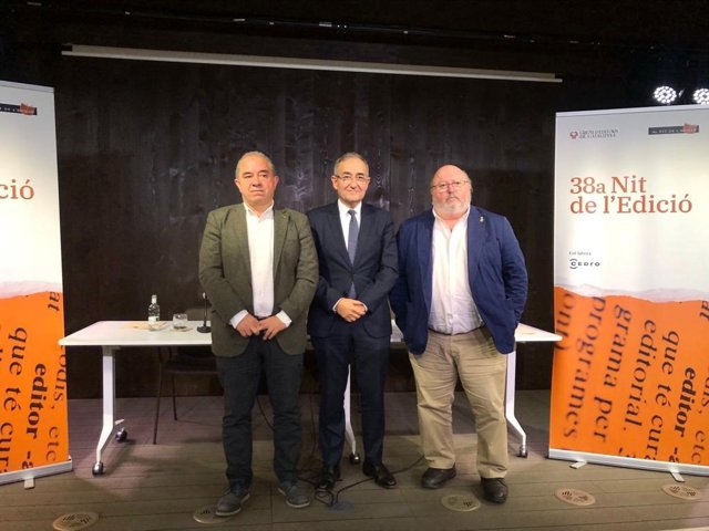 El alcalde de Urueña (Valladolid), Francisco Rodríguez; el presidente del Gremi d'Editors de Catalunya, Patrici Tixis; y el alcalde de Calonge i Sant Antoni (Girona), Jordi Soler