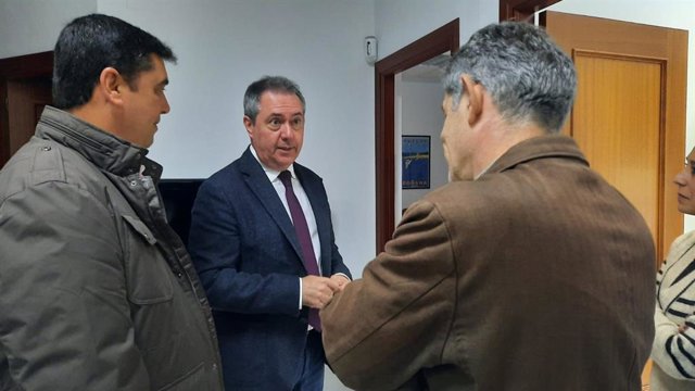 El secretario general del PSOE-A, Juan Espadas (centro), junto a miembros de la Junta Directiva de Freshuelva.