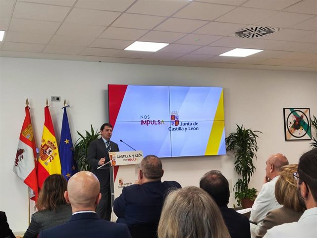 Alfonso Fernández Mañueco visita las obras de la unidad de radioterapia de Soria.