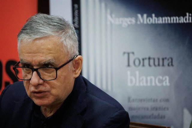 El marido de la premio Nobel de la Paz Narges Mohammadi, Taghi Rahmani, durante una rueda de prensa para presentar su nuevo libro 'Tortura blanca', en la sede de la Asociación de la Prensa, a 4 de diciembre de 2023, en Madrid (España)
