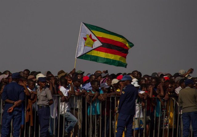 Archivo - Bandera de Zimbaue durante una concentración para recibir al expresidente Robert Mugabe