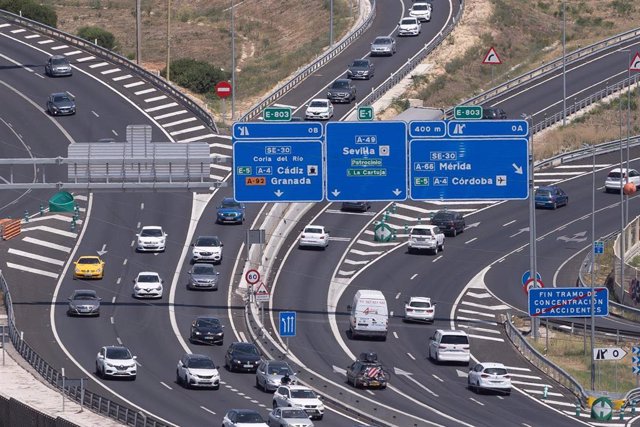 Archivo - Imagen de archivo de tráfico en carreteras andaluzas