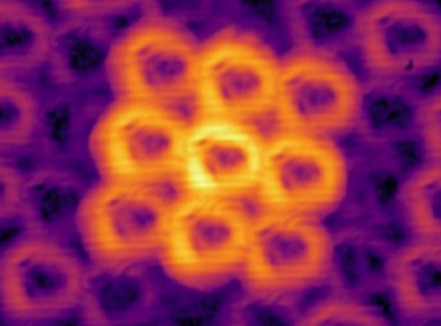 Patrón de dispersión producido por haces de luz en forma de rosquilla que rebotan en un objeto con una estructura que se repite regularmente.