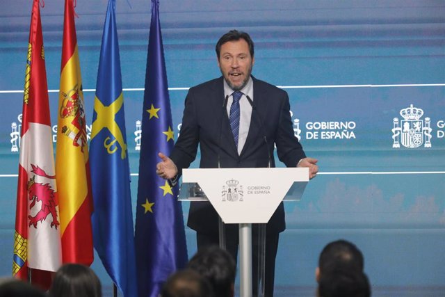 El ministro de Transportes y Movilidad Sostenible, Óscar Puente, realiza unas declaraciones tras el viaje inaugural de la alta velocidad de Madrid a Asturias, en la estación de Oviedo, a 29 de noviembre de 2023, en Oviedo, Asturias (España). 