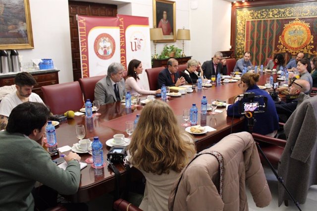 El rector de la Universidad de Sevilla, Miguel Ángel Castro, en un momento del desayuno informativo ofrecido a los medios de comunicación.