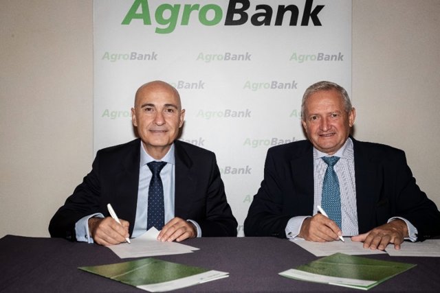 El director de AgroBank, Jaime Campos, y el presidente de Cooperativas Agro-Alimentarias de España, Ángel Villafranca, firman el acuerdo.