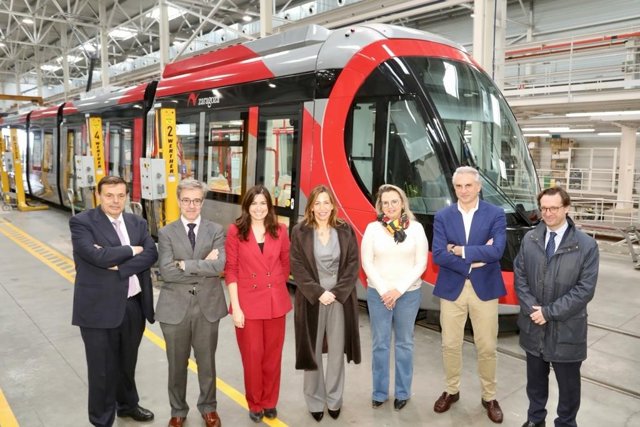 La alcaldesa de Zaragoza, Natalia Chueca, ha visitado estas instalaciones, donde el primer convoy de CAF financiado con fondos UE ha comenzado su fase de pruebas.