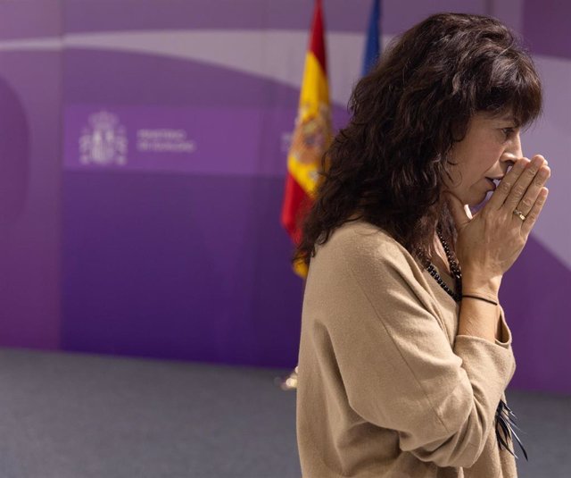 La ministra de Igualdad, Ana Redondo, durante una rueda de prensa para hablar de los asesinatos de violencia de género, a 30 de noviembre de 2023, en Madrid (España). 