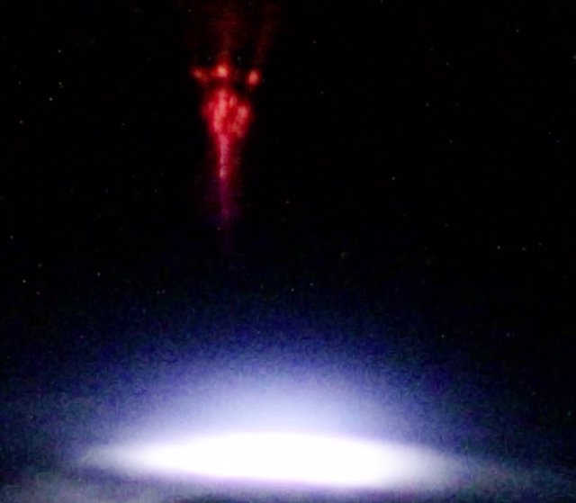 Imagen deL duende rojo sobre una tormenta captado en octubre desde la ISS