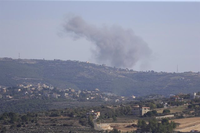 Columna de fum a la frontera entre Israel i el Líban