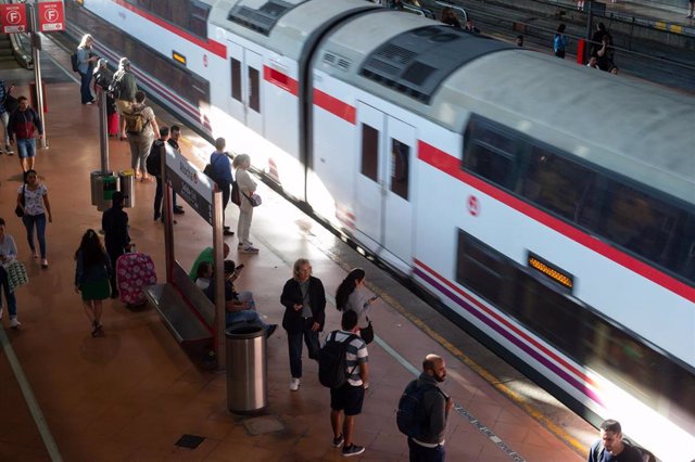 Archivo - Un grupo de personas esperan en un andén de la estación de Puerta de Atocha-Almudena Grandes