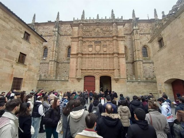 Concentración de estudiantes para reclamar mejores conexiones de transporte en Salamanca