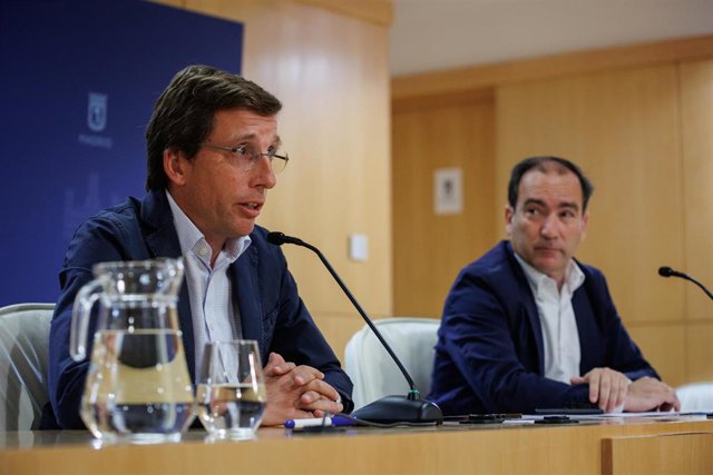 Archivo - El alcalde de Madrid, José Luis Martínez-Almeida (i), preside la reunión de la Junta de Gobierno de la ciudad de Madrid