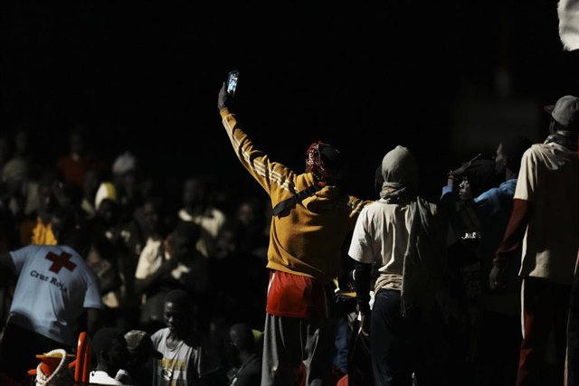 Archivo - Varias personas se hacen fotografías a su llegada al muelle de La Restinga, a 4 de noviembre de 2023, en El Hierro, Islas Canarias (España). 