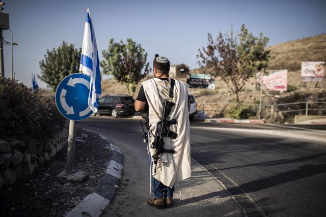 Archivo - Un colono con un arma en Nablús, en Cisjordania