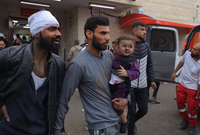 Palestinos heridos a las puertas de un hospital tras los ataques israelíes sobre la Franja de Gaza.