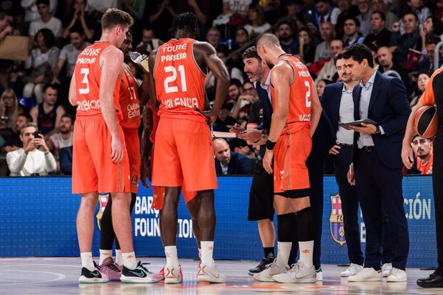 Alex Mumbru, Head coach of Valencia Basket gestures during the Turkish Airlines EuroLeague, match played between FC Barcelona and Valencia Basket  at Palau Blaugrana on November 17, 2023 in Barcelona, Spain.