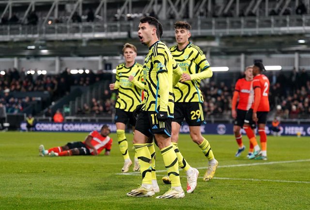 05 December 2023, United Kingdom, London: Arsenal's Gabriel Martinelli (C) celebrates scoring their side's first goal of the game with team-mates during the English Premier League soccer match between Luton Town vs Arsenal at Kenilworth Road Stadium. Phot