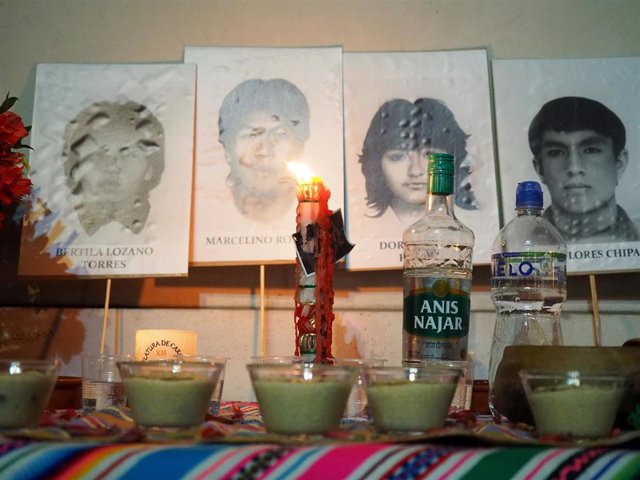 Archivo - Funeral por víctimas de la matanza de La Cantuta, en Perú