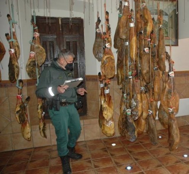 Guardia civil inspecciona poatas de jamón.