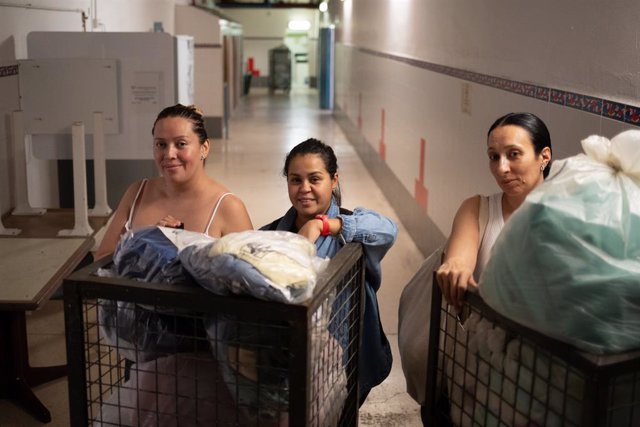 Tres dones responsables del servei de bugaderia a la presó de dones de Barcelona Wad-Ras