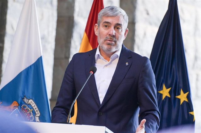 FERNANDO CLAVIJO, PRESIDENTE DE CANARIAS, ATIENDE A LOS MEDIOS DE COMUNICACIÓN ANTES DE PARTICIPAR EN EL ACTO DE CONMEMORACIÓN DEL 45 ANIVERSARIO DE LA CONSTITUCIÓN