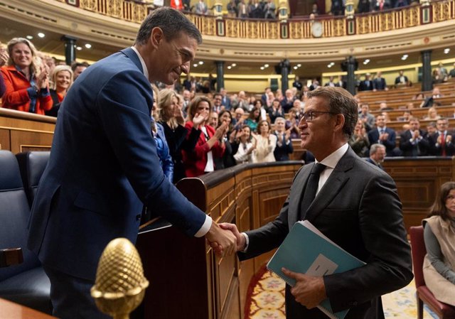 El presidente del Gobierno, Pedro Sánchez (i), saluda al presidente del PP, Alberto Núñez Feijóo (d), tras ser Sánchez votado de nuevo jefe del Ejecutivo en el debate de su investidura, a 16 de noviembre de 2023, en Madrid (España).