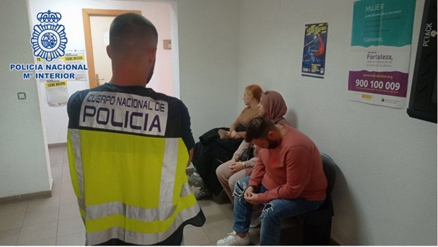 Un agente ante algunos de los arrestados