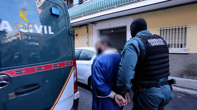 Detención de un hombre de 44 años en Madrid investigado por captar presuntamente a menores para Estado Islámico.