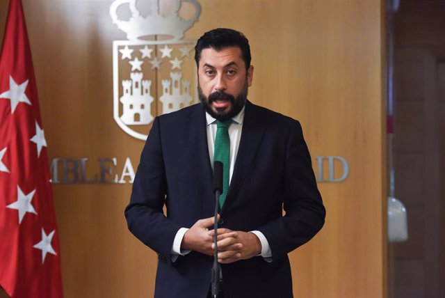 El portavoz del Partido Popular en la Asamblea de Madrid, Carlos Díaz-Pache, ofrece una rueda de prensa a su llegada a un pleno en la Asamblea de Madrid.