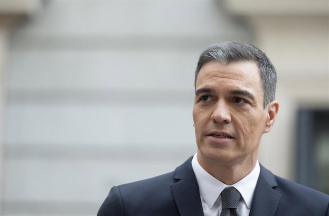 El presidente del Gobierno, Pedro Sánchez, atiende a medios a su llegada al acto de homenaje a la Constitución, en el Congreso de los Diputados, a 6 de diciembre de 2023, en Madrid (España). 