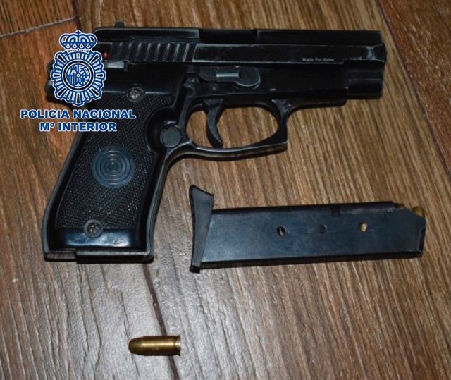 Pistola incautada al ladrón