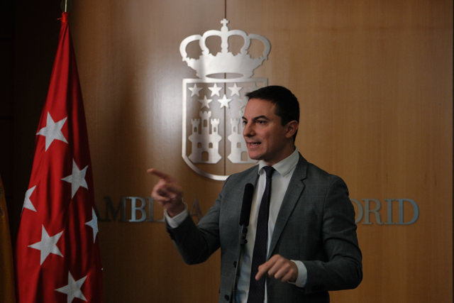 El portavoz del PSOE en la Asamblea de Madrid, Juan Lobato, interviene durante el pleno de la Asamblea de Madrid, a 7 de diciembre de 2023, en Madrid (España).  