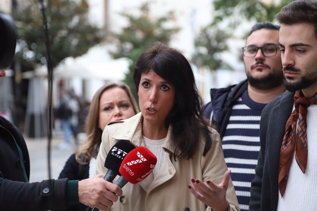 La secretaria general de Podemos Andalucía, Martina Velarde, atiende a los medios en Córdoba