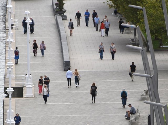 Archivo - Jendea paseatzen