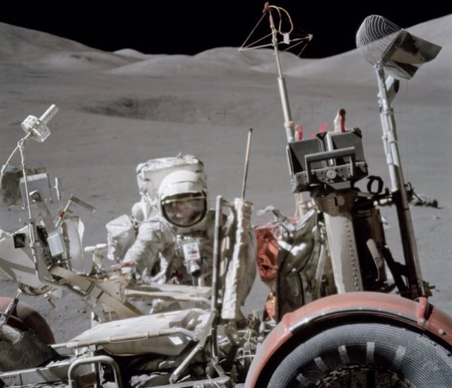 El astronauta Harrison H. Schmitt, piloto del módulo lunar, trabaja cerca del Lunar Roving Vehicle (LRV) durante la tercera actividad extravehicular (EVA) del Apolo 17 en el sitio Taurus-Littrow en la superficie lunar.