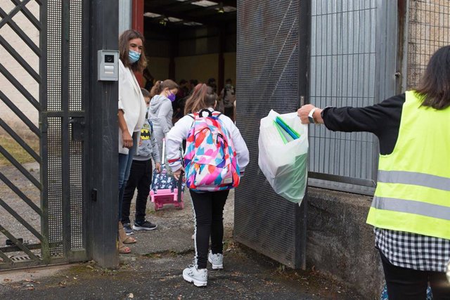 Archivo - Varios niños y niñas de primaria entran al CEIP Manuel Mallo de Nadela, durante el primer día del curso escolar 2021-2022 en Educación Infantil y Primaria, a 9 de septiembre de 2021, en Nadela, Lugo, Galicia (España). Este colegio es el único en