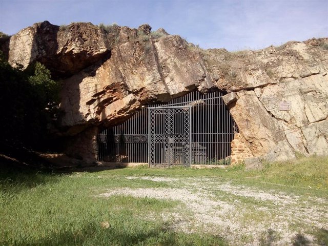 Archivo - Entrada a la Cueva de Maltravieso