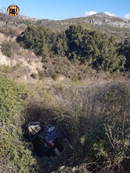Un coche sufre una salida de vía y cae por un barranco en Chera (Valencia)