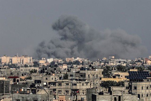 Columna de fum a la ciutat de Khan Yunis, al sud de la Franja de Gaza