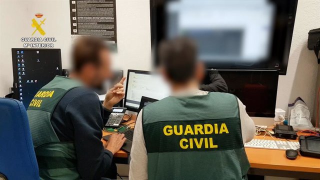 Detingudes sis persones per estafes telefòniques